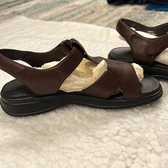 Easy Spirit dark brown open toe leather sandals. NWOT. Size 6M. - Picture 6 of 6
